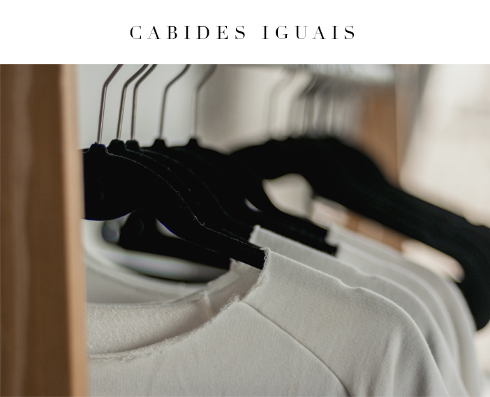 Dicas para organizar o guarda-roupa - Cabides Iguais